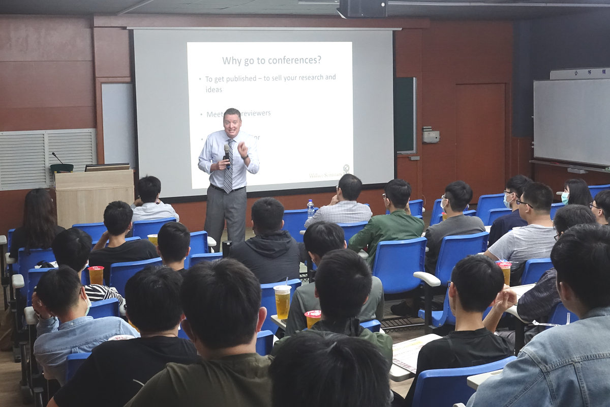 Founder of Wallace Academic Editing Dr. Steve Wallace visited NSYSU College of Engineering to give a speech on how to effectively promote and present a research paper during academic conferences.