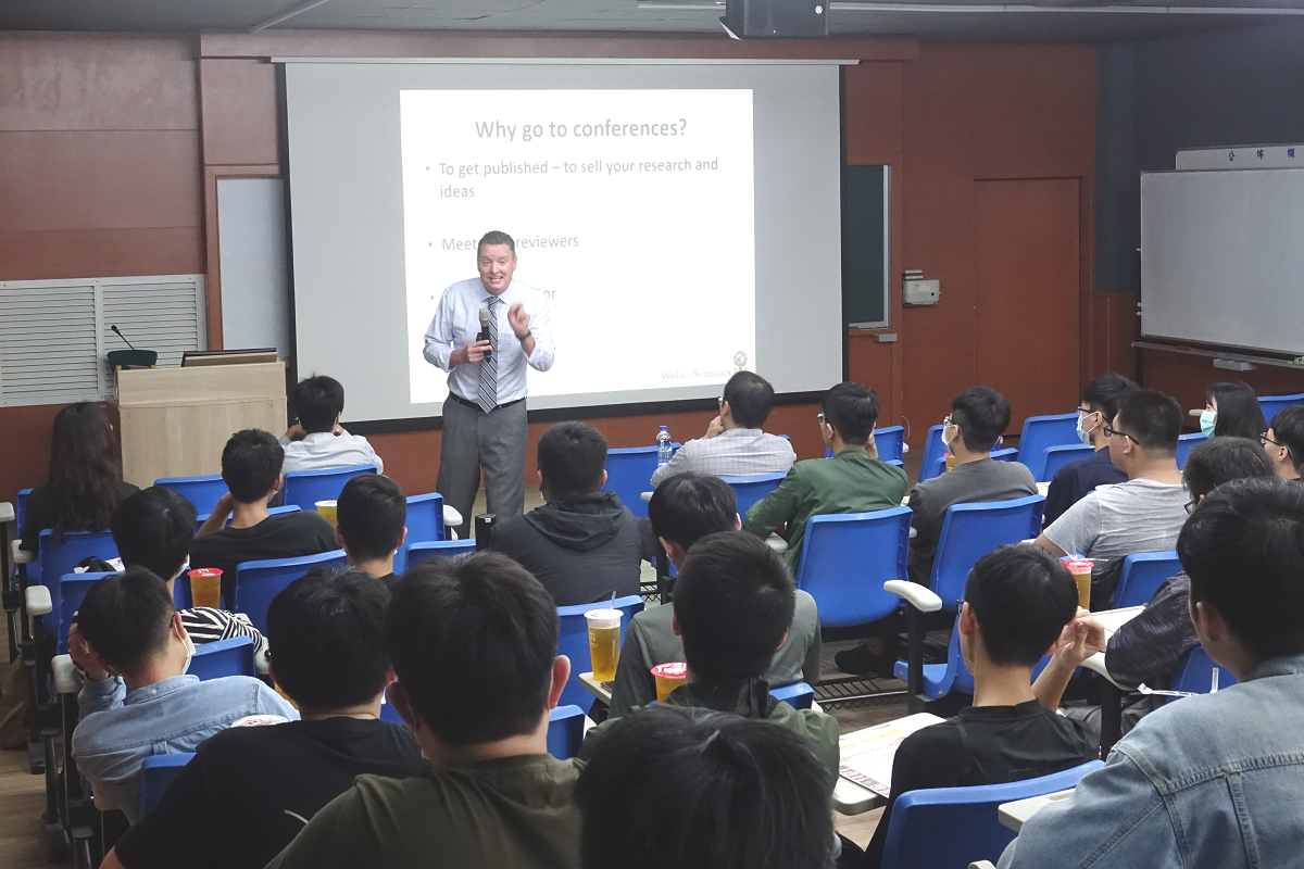 Founder of Wallace Academic Editing Dr. Steve Wallace visited NSYSU College of Engineering to give a speech on how to effectively promote and present a research paper during academic conferences.Image