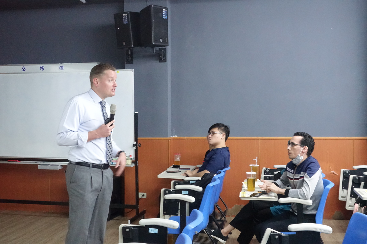 After the lecture, Dr. Wallace engaged in a lively QA session with the audience.