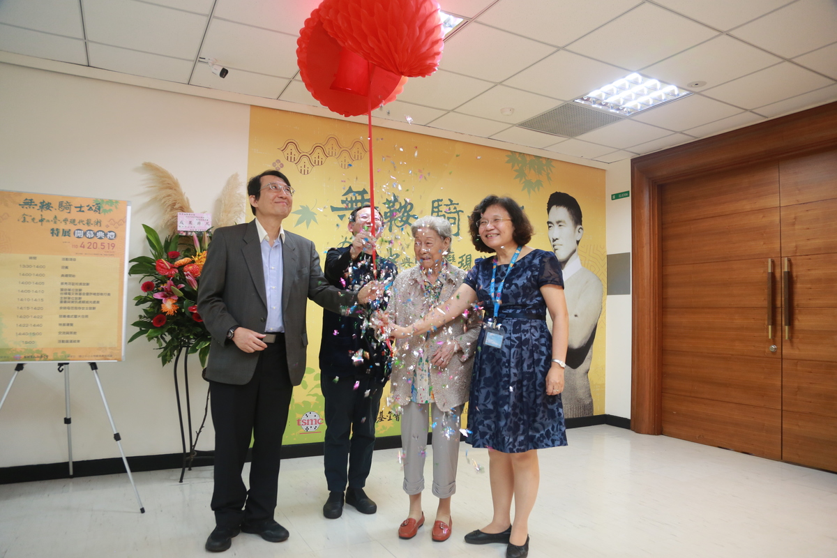 The University organized an inauguration ceremony of the “Ode to the Saddleless Knight: Yu Kwang-Chung and Modern Art in Taiwan” exhibition at the Library. From the left are: Vice President for Library & Information Services Wei-Kuang Lai, Executive Director of TSMC Foundation Chung-Lang Hsu, late poet’s wife Fan Wo-Tsun, and NSYSU President Ying-Yao Cheng.