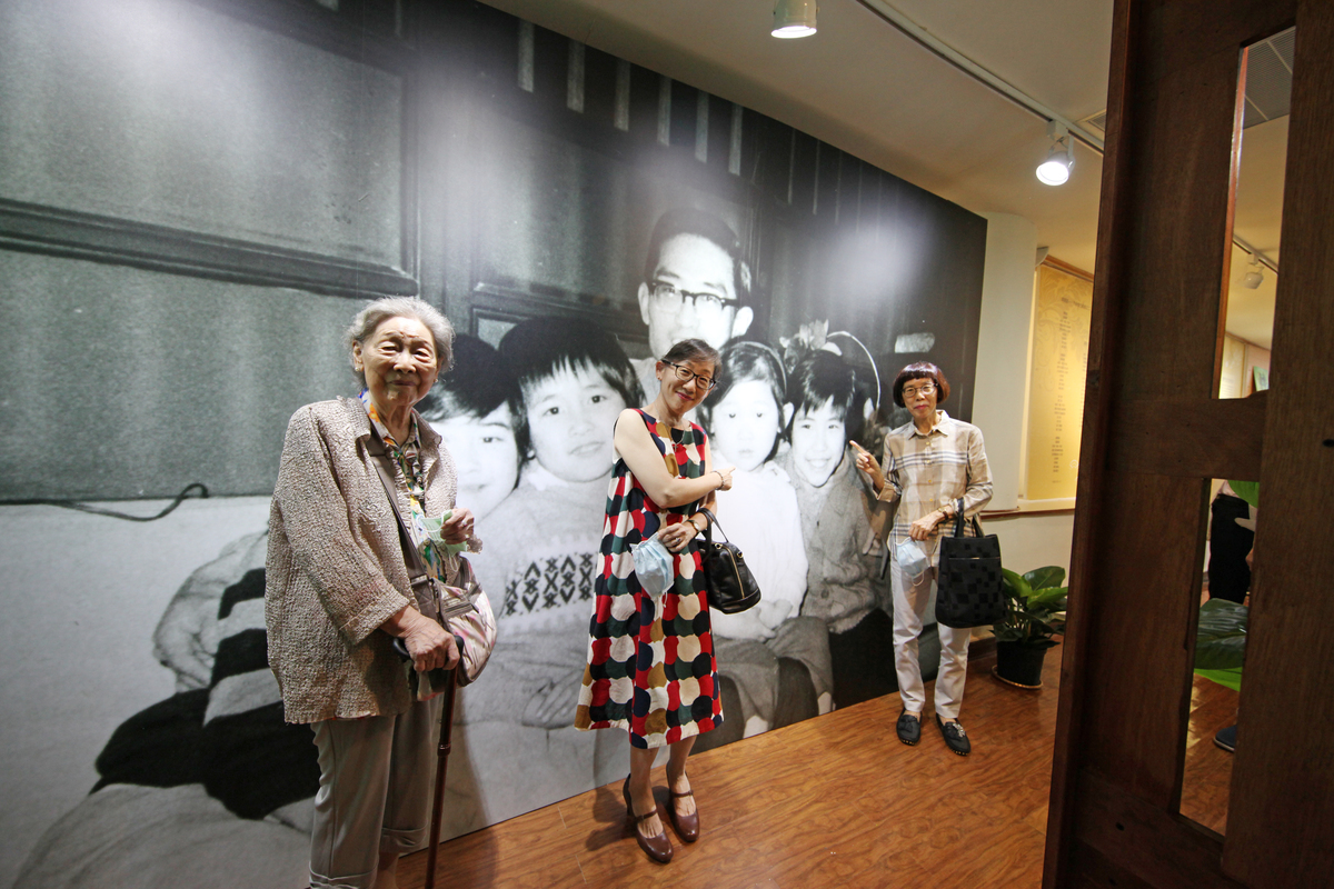 Late poet’s wife Fan Wo-Tsun (on the left), daughters Chi-Lin Yu (center) and Yu-Shan Yu (right).