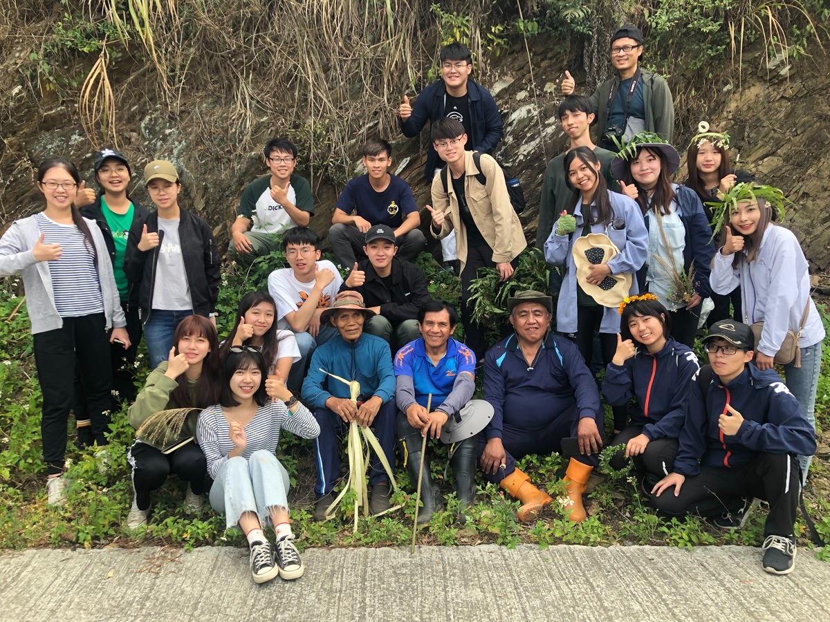 The students of the cross-disciplinary course on the technologies of the indigenous peoples of Taiwan went on a field trip to the mountains of Wutai Township in Pingtung County to learn about indigenous people’s traditional knowledge on hunting and ecology.