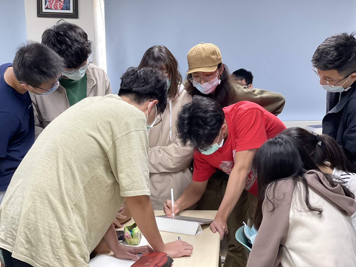 Associate Professor Chin-Ping Yu tested his “Application of Peer Teaching Strategy  in Electromagnetism” teaching practice method in the "Electromagnetism II" course.