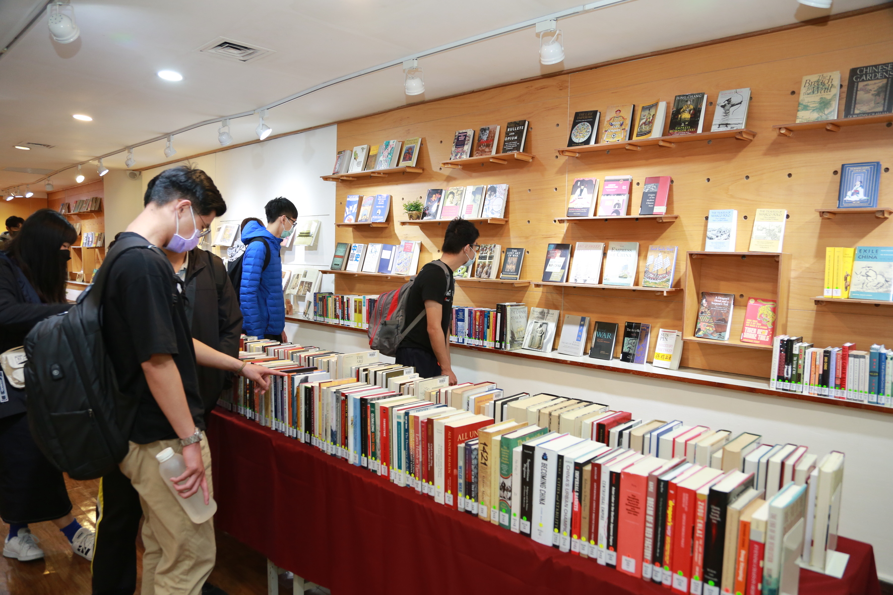 Last year, a top US Sinologist Charles Horner donated to NSYSU his collection of 1636 Chinese and foreign-language books and personal publications collected over 30 years. The collection of over 1,500 books, covering the Chinese history, society, economy, philosophy, culture, art, and other fields, is now part of the NSYSU Library.