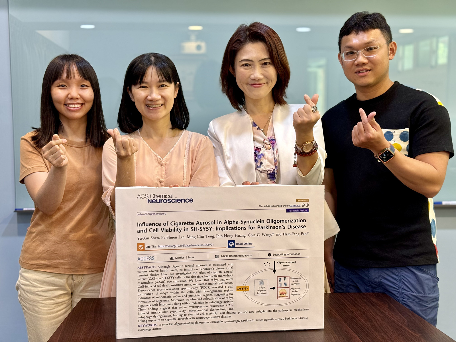 Director Chia C. Wang (2nd from the right) of the Aerosol Science Research Center and Professor Hsiu-Fang Fan (2nd from the left) of the Institute of Medical Science and Technology collaborated on the research.