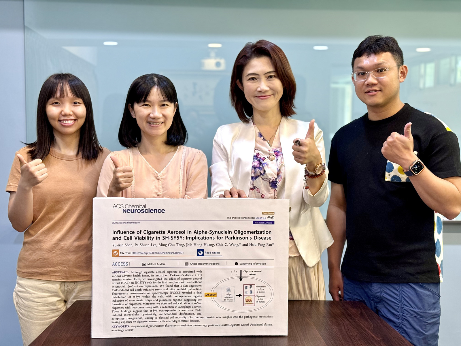 Director Chia C. Wang (2nd from the right) of the Aerosol Science Research Center and Professor Hsiu-Fang Fan (2nd from the left) of the Institute of Medical Science and Technology collaborated on the research.