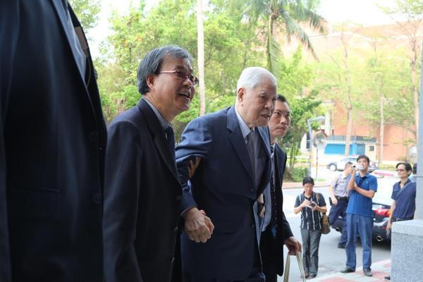 Former President Teng-Hui Lee arriving at NSYSU accompanied by NSYSU President Ying-Yao ChengImage