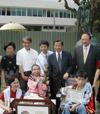 2002「全球熱愛生命獎章」在中山大學周大觀藝術銅雕前舉行。圖片