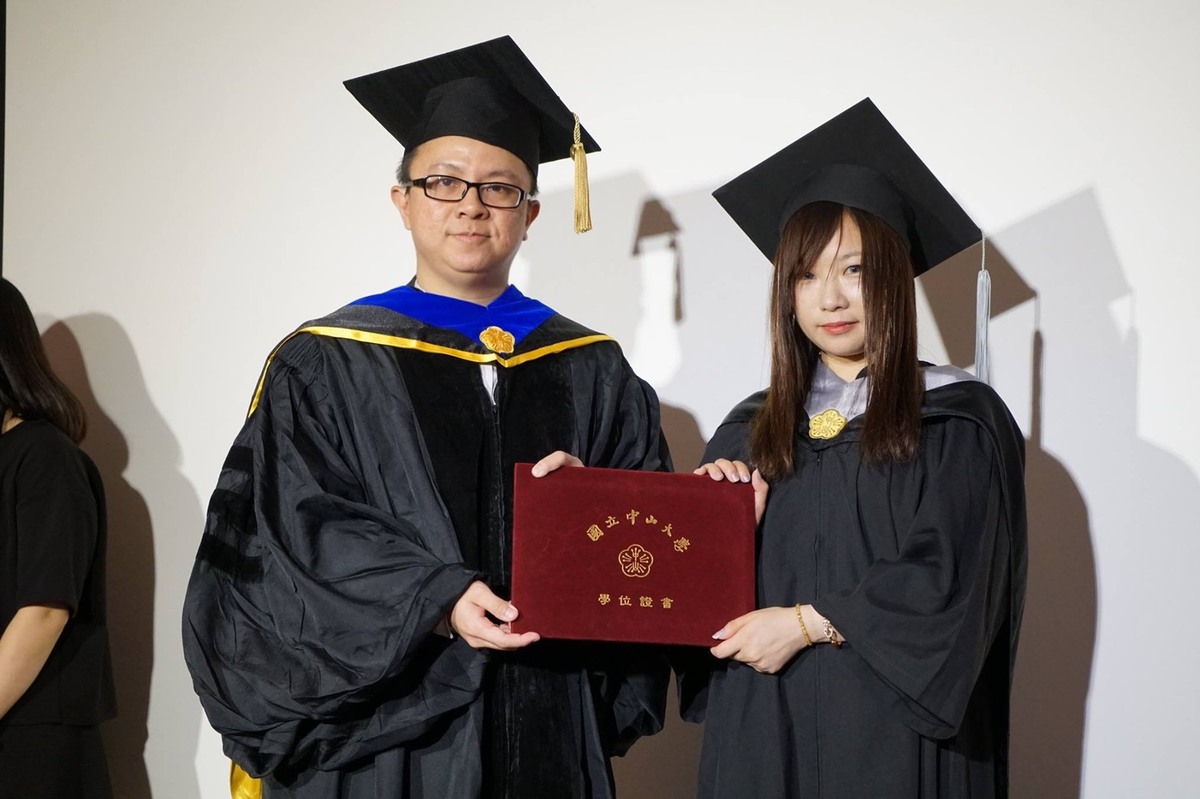 Director of IHRM, NSYSU, Professor Nai-Wen Chi (on the left) and IHRM graduate Szu-Yin Chen (on the right) took the film The Devil Wears Prada as a starting point for research and found out that “devil” supervisors rely on their physical attractiveness and political skills to maintain leadership effectiveness.