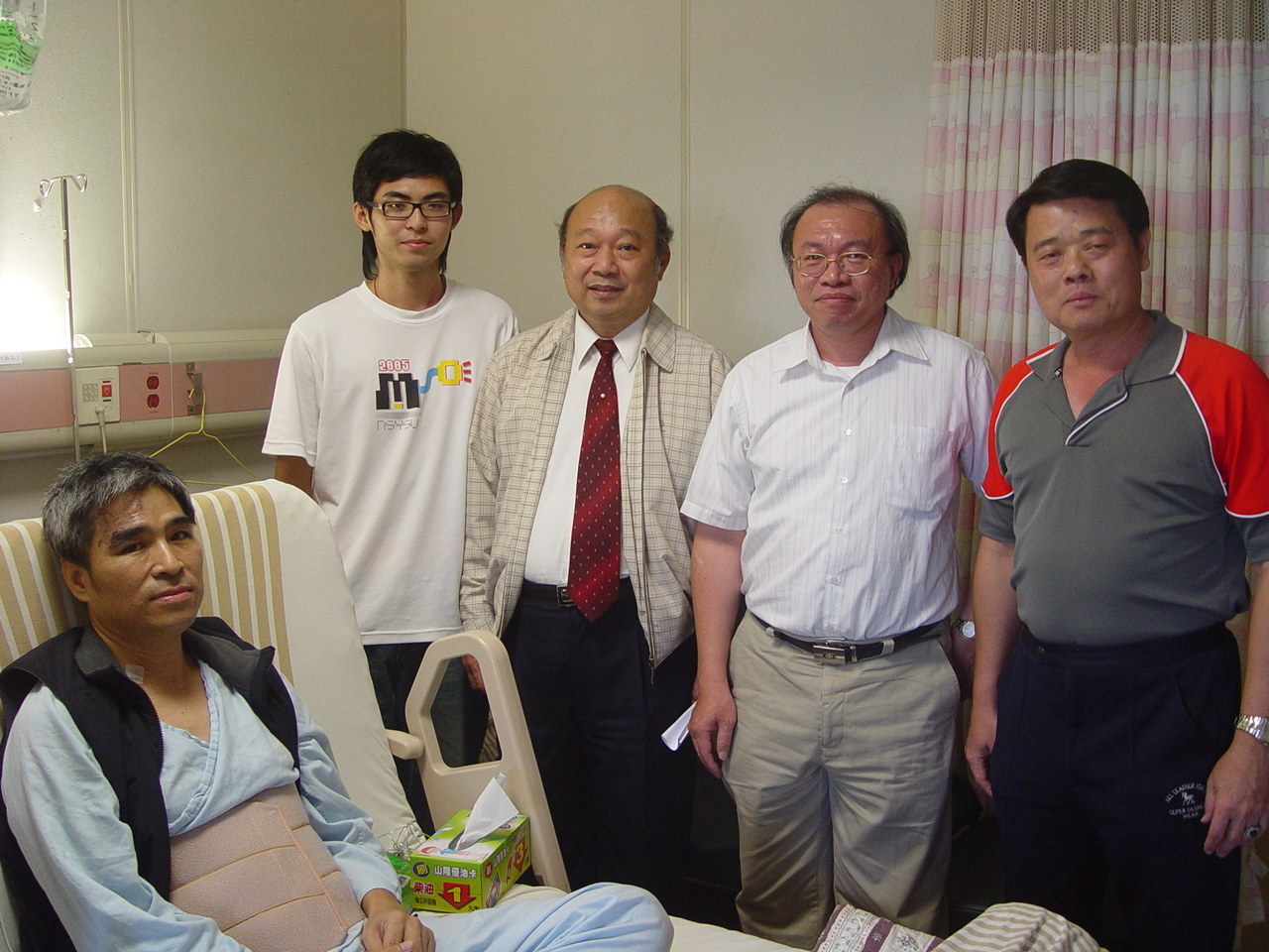 國立中山大學材料與光電學系大一新生吳旻憲，為了救父親決定休學捐肝，且於日前已經順利完成肝臟移植手術。今天張宗仁校長、材光系曾百亨主任與生輔組的教官們特地前往高雄長庚醫院探視吳旻憲與吳父，並送上六萬元的學生急難救助金與營養補品，除了祝福他們可以早日康復、嘉?圖片