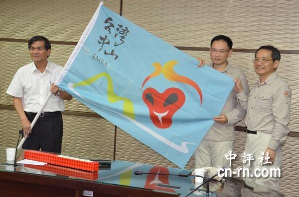 授旗儀式，旗幟圖案有孫悟空象徵守護代表隊成功完成賽事，左起楊弘敦、張慶樟、吳仁和。（記者　黃柏凱攝）圖片