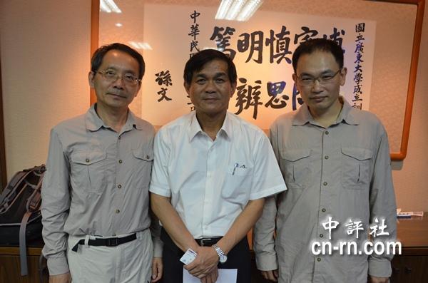 左起台灣中山大學管理學院長吳仁和、校長楊弘敦、EMBA戈壁挑戰賽領隊張慶樟。（記者　黃柏凱攝）圖片