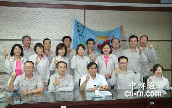 台灣中山EMBA戈壁挑戰賽代表隊成員與親友團合影。（記者　黃柏凱攝）圖片