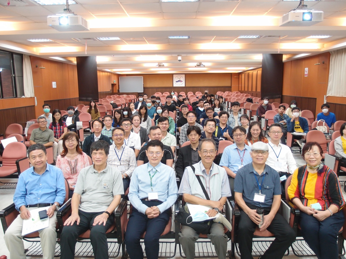 The majority of the speakers of the BioScience Talent Cultivation and Industry Development Forum 2020 were alumni of the Department of Biological Sciences, who returned to the University to celebrate its 40th anniversary. They shared their experiences during the Forum.