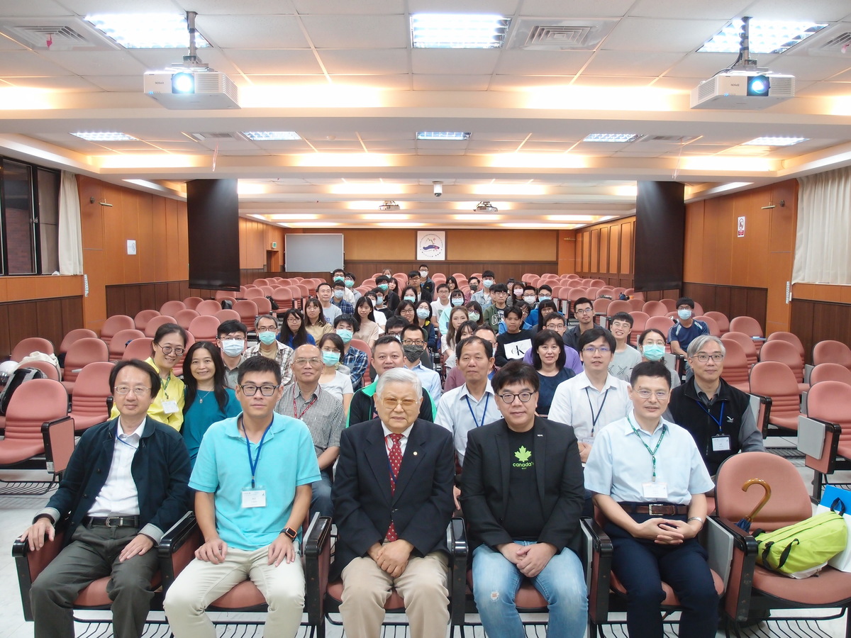 During the panel on “Biological sciences and the industry development: global development trends in biomedical research” on the second day of the Forum, speakers discussed how to cultivate professionals of biodiversity and open up new opportunities in interdisciplinary collaboration.Image