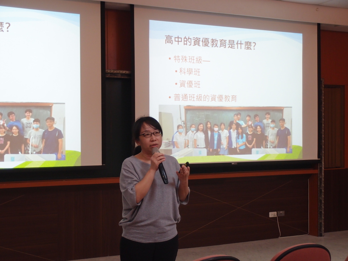 Biology teacher of the Affiliated Senior High School of NTNU Yu-Jing Su talked about education in biology for gifted students or high schools.Image