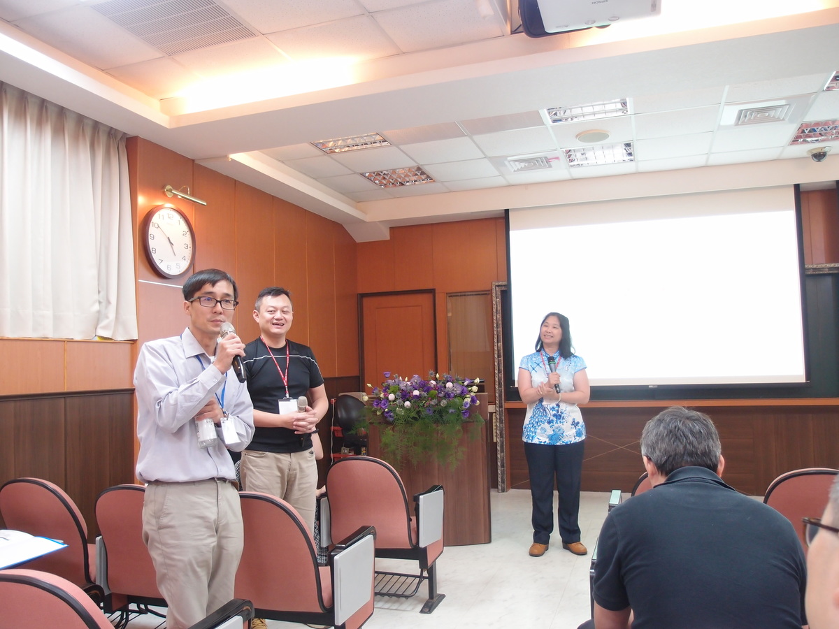 I-Han Chen – environmentally-friendly rice grower (first on the left) and Ming-Jen Chen – head of the Alumni Association of NSYSU DBS (second on the left), and Director of the Department of Physiology of NCKU Alice Y. W. Chang (on the right) discussed science on the farmland.