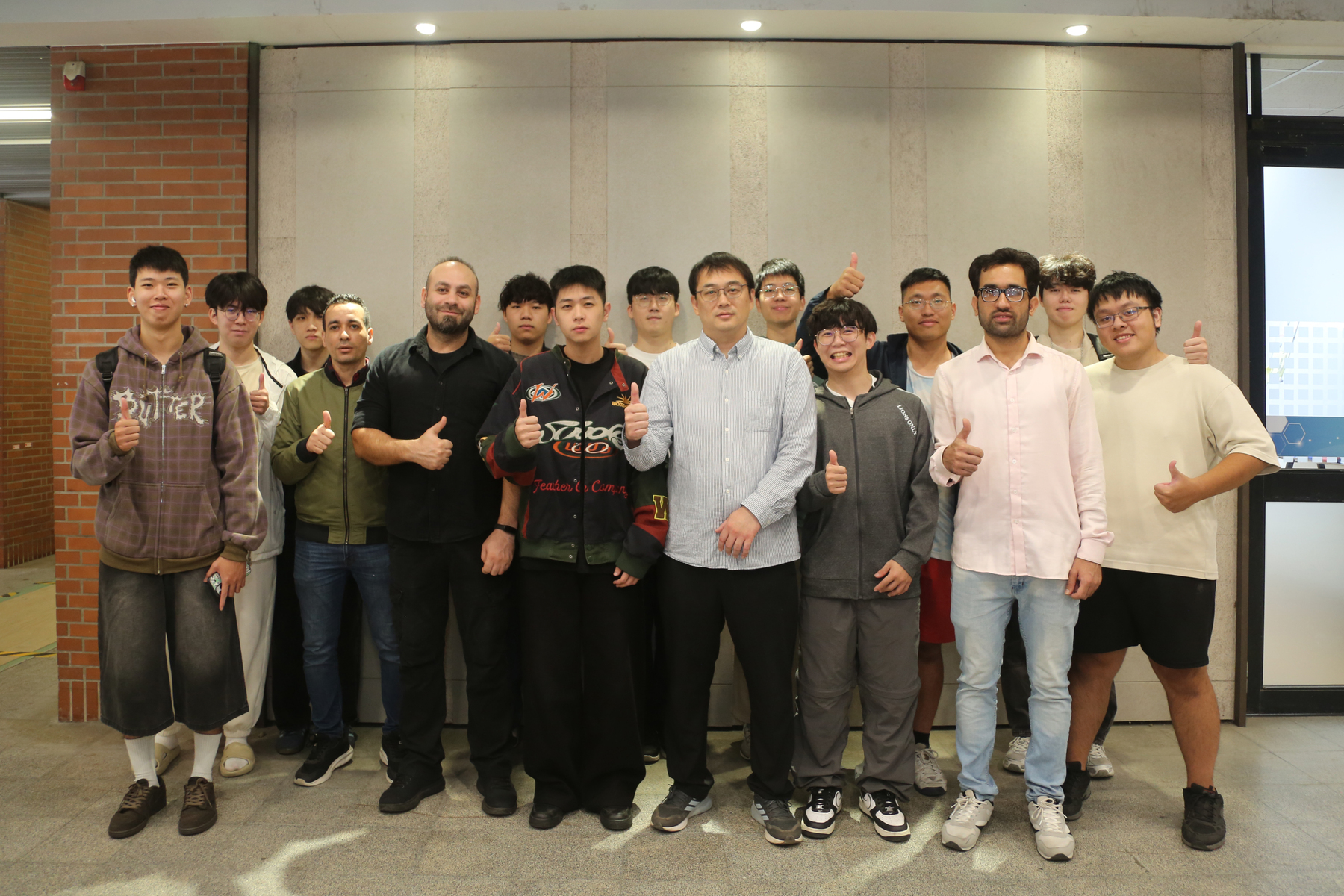 Associate Professor Hyeonseok Lee (fourth from the right in the first row) of the Department of Photonics at National Sun Yat-sen University and his laboratory research team.Image