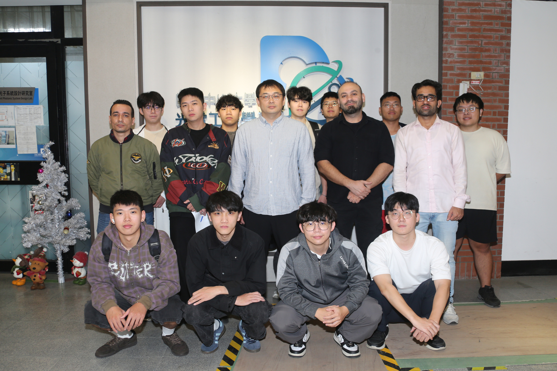 Associate Professor Hyeonseok Lee of the Department of Photonics at National Sun Yat-sen University and his laboratory research team.Image