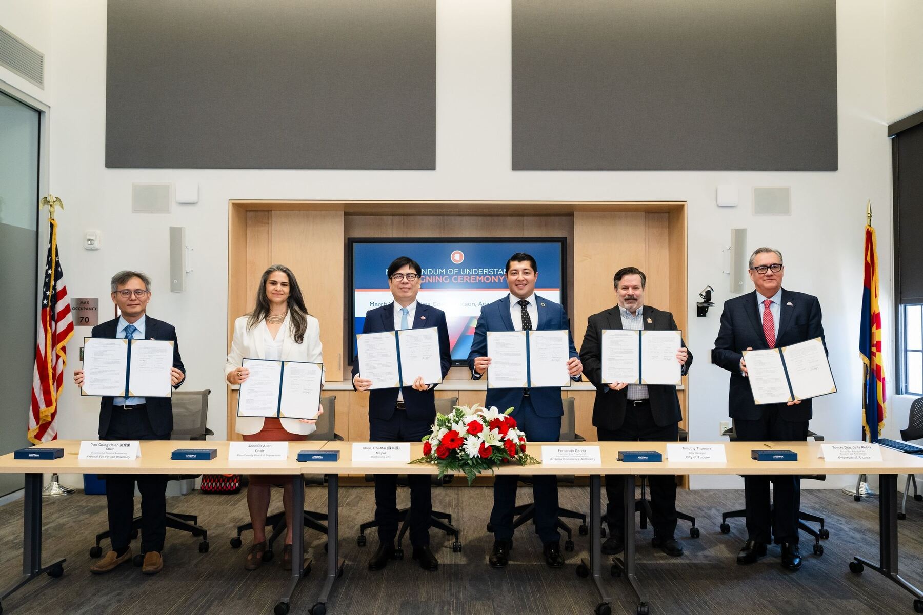 NSYSU (far left: Yao-Ching Hsieh, Chair of the Department of Electrical Engineering), together with the Arizona Commerce Authority, Pima County Government, the City of Tucson, and the University of Arizona, signs the "Six-Party Memorandum of Understanding on Semiconductor Ecosystems and Global Talent Partnership" at the iconic Pima County Historic Courthouse. (Photo credit: Kaohsiung City Government)Image