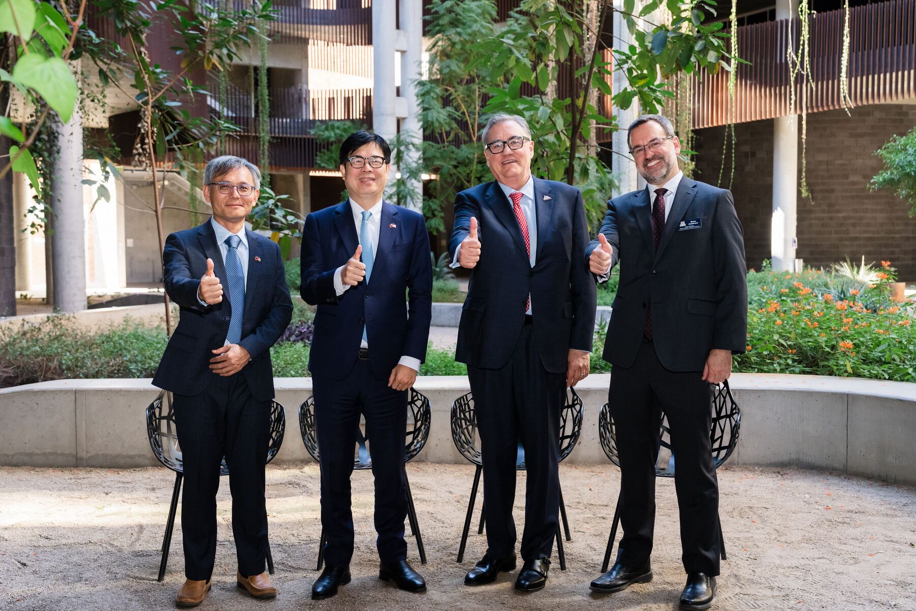 Kaohsiung Mayor Chi-Mai Chen leads a delegation, alongside NSYSU representatives, to visit the University of Arizona, a global center for optical research. From left to right: NSYSU Chair of the Department of Electrical Engineering Yao-Ching Hsieh, Kaohsiung Mayor Chi-Mai Chen, University of Arizona Senior Vice President for Research and Partnerships Tomas Diaz de la Rubia, and Dean of the Wyant College of Optical Sciences Brian Anderson. (Photo credit: Kaohsiung City Government)Image