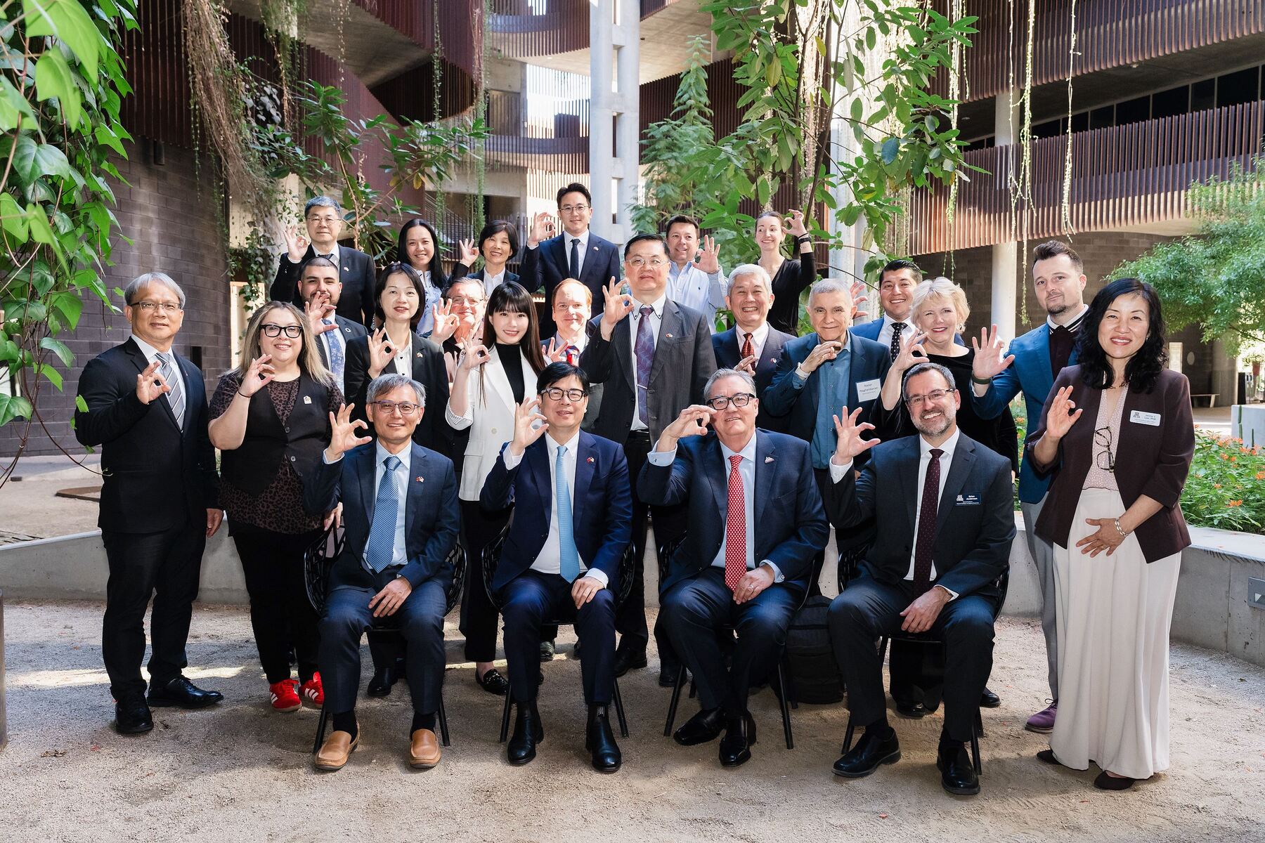 Kaohsiung Mayor Chi-Mai Chen leads a delegation, alongside NSYSU representatives, to visit the University of Arizona, a global center for optical research. Front row, from left to right: NSYSU Chair of the Department of Electrical Engineering Yao-Ching Hsieh, Kaohsiung Mayor Chi-Mai Chen, University of Arizona Senior Vice President for Research and Partnerships Tomas Diaz de la Rubia, and Dean of the Wyant College of Optical Sciences Brian Anderson. (Photo credit: Kaohsiung City Government)Image