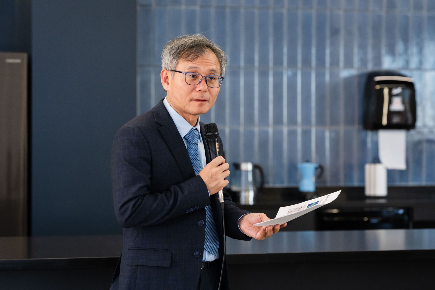 NSYSU President Chih-Peng Li appoints Chair of the Department of Electrical Engineering Yao-Ching Hsieh to represent the university and join the delegation; Professor Hsieh introduces NSYSU's strong teaching and research capabilities in semiconductor silicon photonics. (Photo credit: Kaohsiung City Government)Image