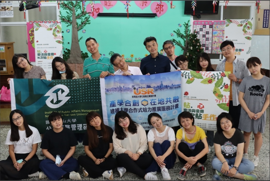 Associate Dean of CoM Professor Jui-Kun Kuo (in the center on the left) and lecturer Edison Wang (in the center on the right) taught the students how to launch CSR projects.