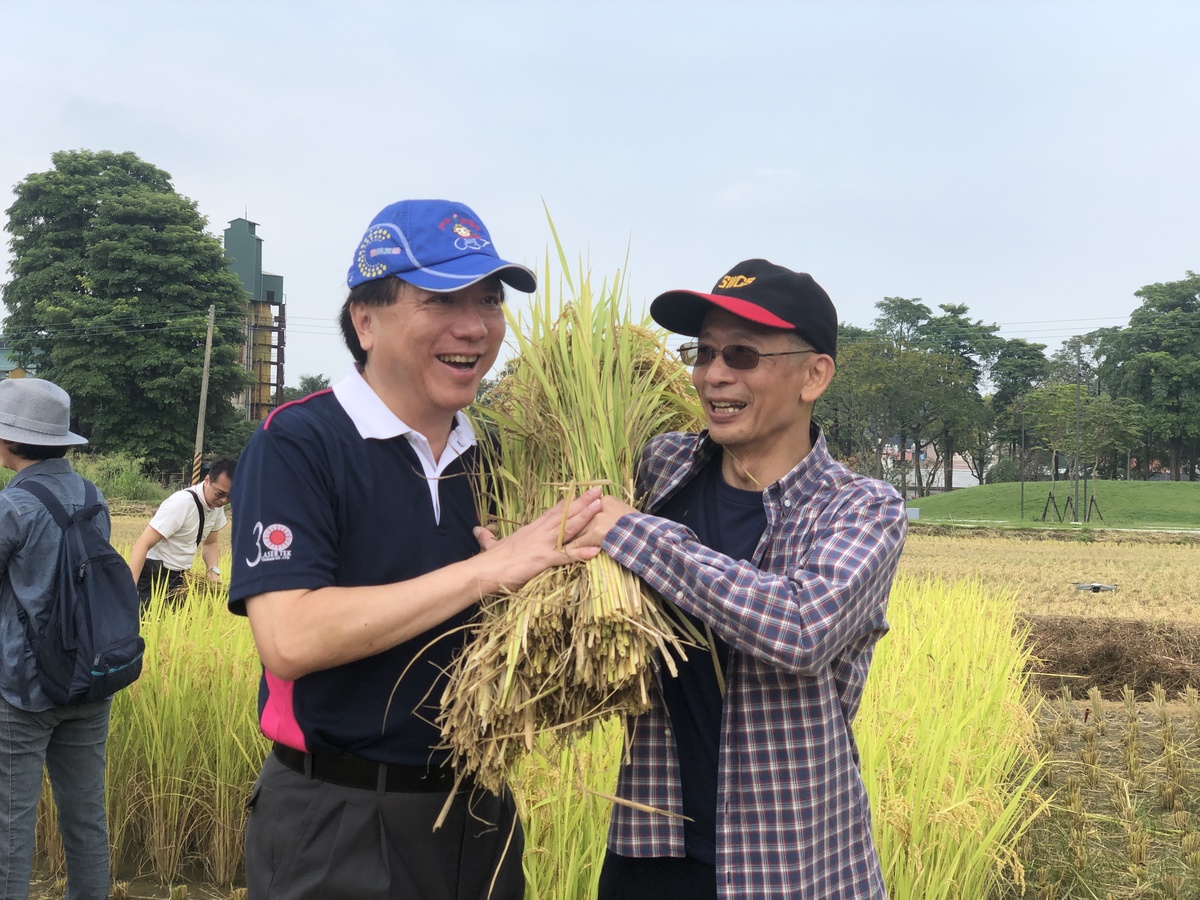 Cooperation with Laser Tek Taiwan on CSR project: Cishan Farming Fun & Countryside Experience Day. On the left is Chairman Gary Cheng, on the right is Associate Dean of CoM Professor Jui-Kun Kuo.