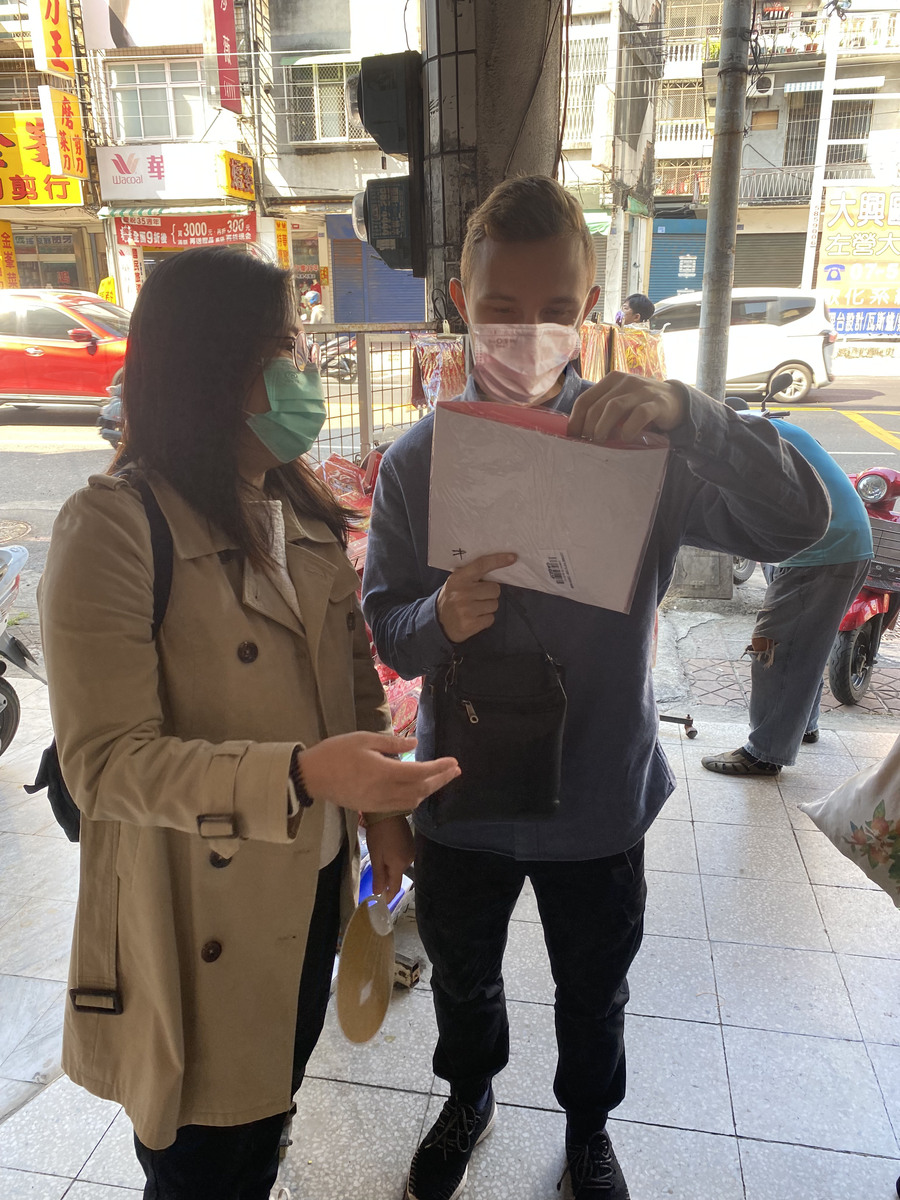 Postdoctoral researcher Wei-Lih Yeh explained the meaning of Spring Festival couplets.Image