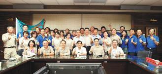 中山大學EMBA代表隊受邀體驗4天112公里的戈壁之路，行前校長楊弘敦（前左四）舉辦授旗儀式，期許代表隊成員發揚中山精神。記者蔡容喬／攝影圖片