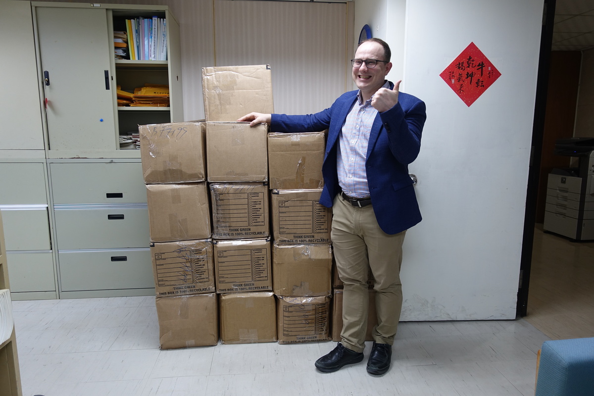 Assistant Professor Mark McConaghy of the Department of Chinese Literature unboxing the donated 1200 books on Chinese history, culture, and literature, mostly in the English language, that will support the University’s plan of teaching and researching sinology from an internationalized perspective.