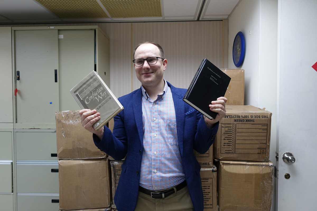 Assistant Professor Mark McConaghy of the Department of Chinese Literature unboxing the donated 1200 books on Chinese history, culture, and literature, mostly in the English language, that will support the University’s plan of teaching and researching sinology from an internationalized perspective.