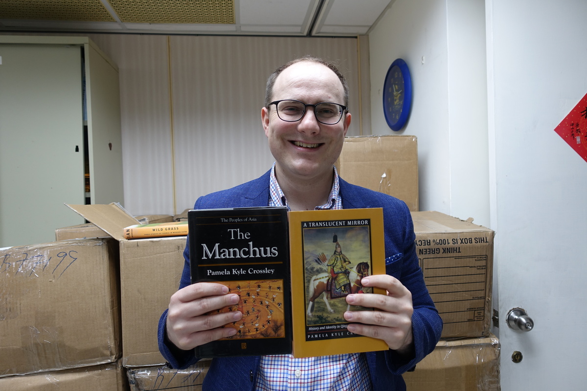 Assistant Professor Mark McConaghy of the Department of Chinese Literature unboxing the donated 1200 books on Chinese history, culture, and literature, mostly in the English language, that will support the University’s plan of teaching and researching sinology from an internationalized perspective.