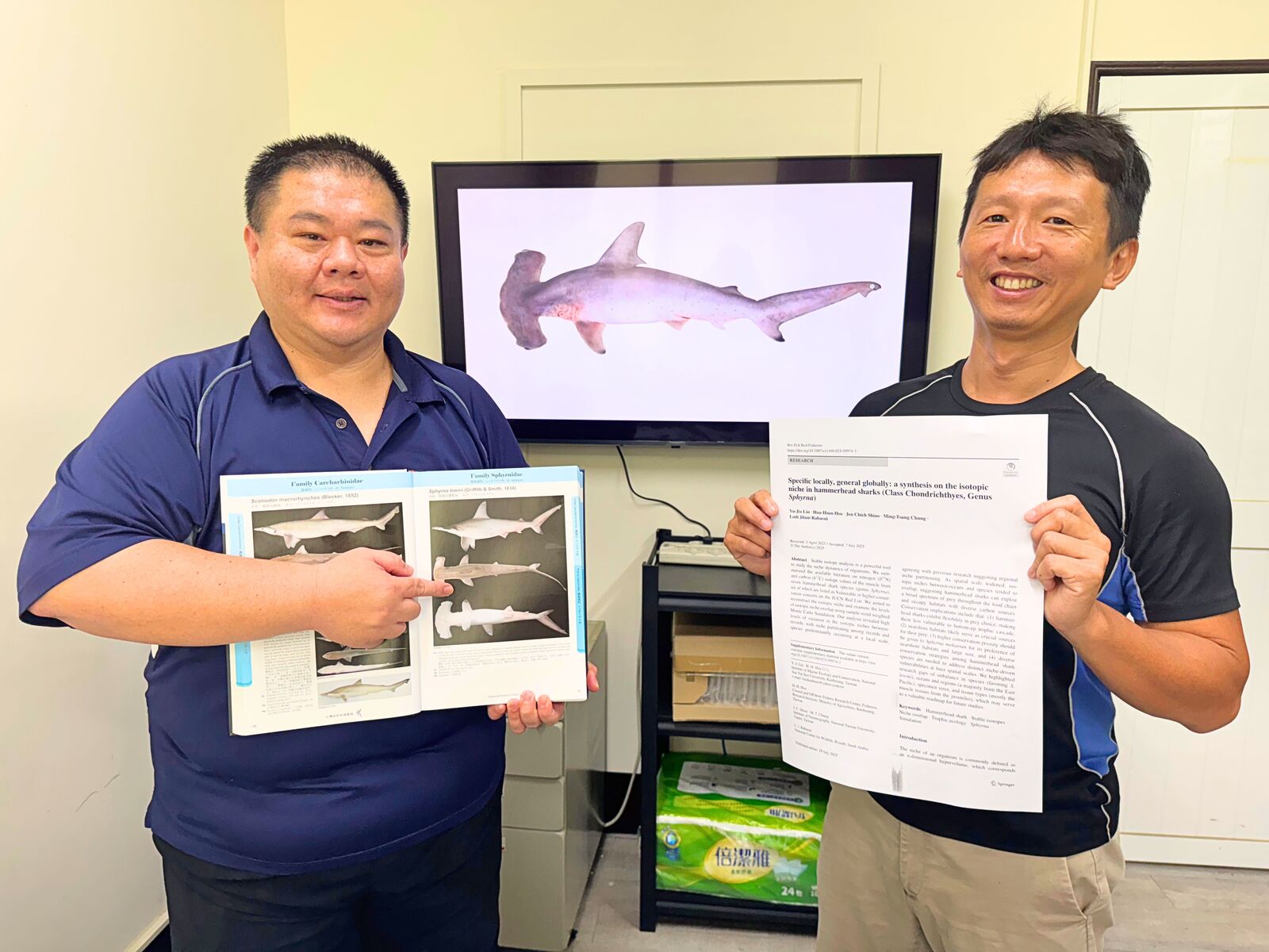 Assistant Professor Yu-Jia Lin (right) of NSYSU's Institute of Marine Ecology and Conservation and Dr. Hua-Hsun Hsu, Research Fellow at the Fisheries Research Institute, examined the flexible feeding behavior of hammerhead sharks and proposed an innovative conservation perspective.Image