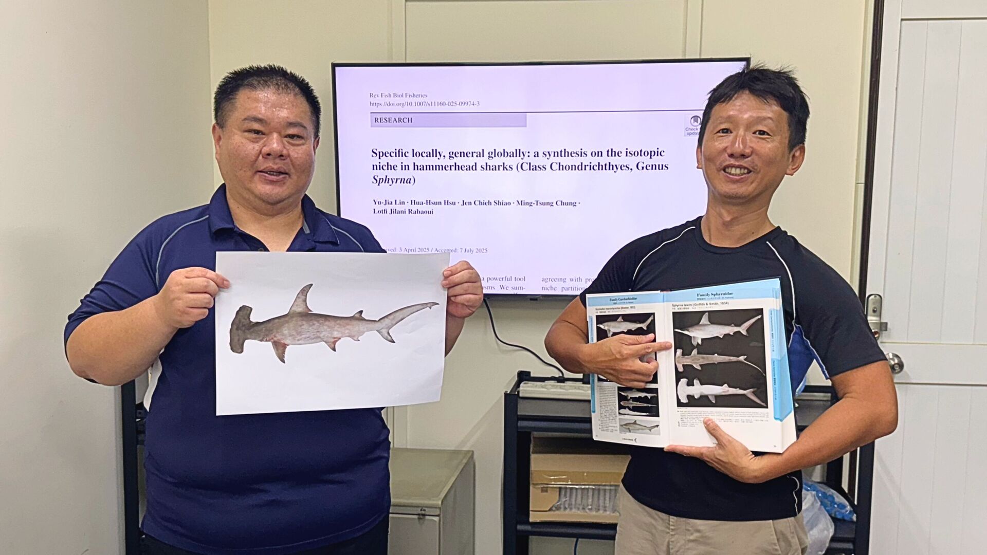 Assistant Professor Yu-Jia Lin (right) of NSYSU's Institute of Marine Ecology and Conservation and Dr. Hua-Hsun Hsu, Research Fellow at the Fisheries Research Institute, examined the flexible feeding behavior of hammerhead sharks and proposed an innovative conservation perspective.Image