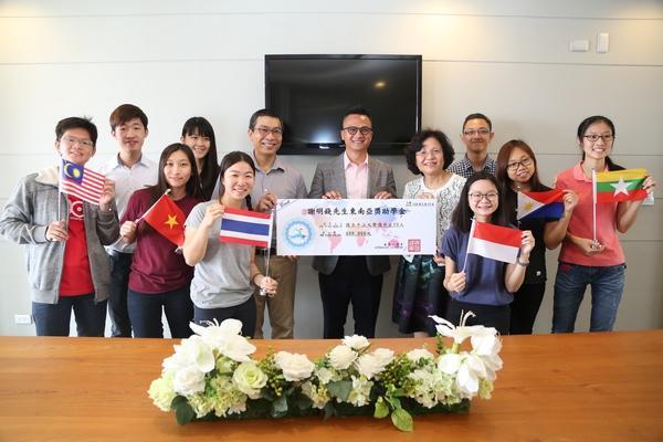 EMBA alumnus Yu-jen Hsieh, the CEO of H2 Biotech Inc, awards the scholarship to Southeast Asian studentsImage