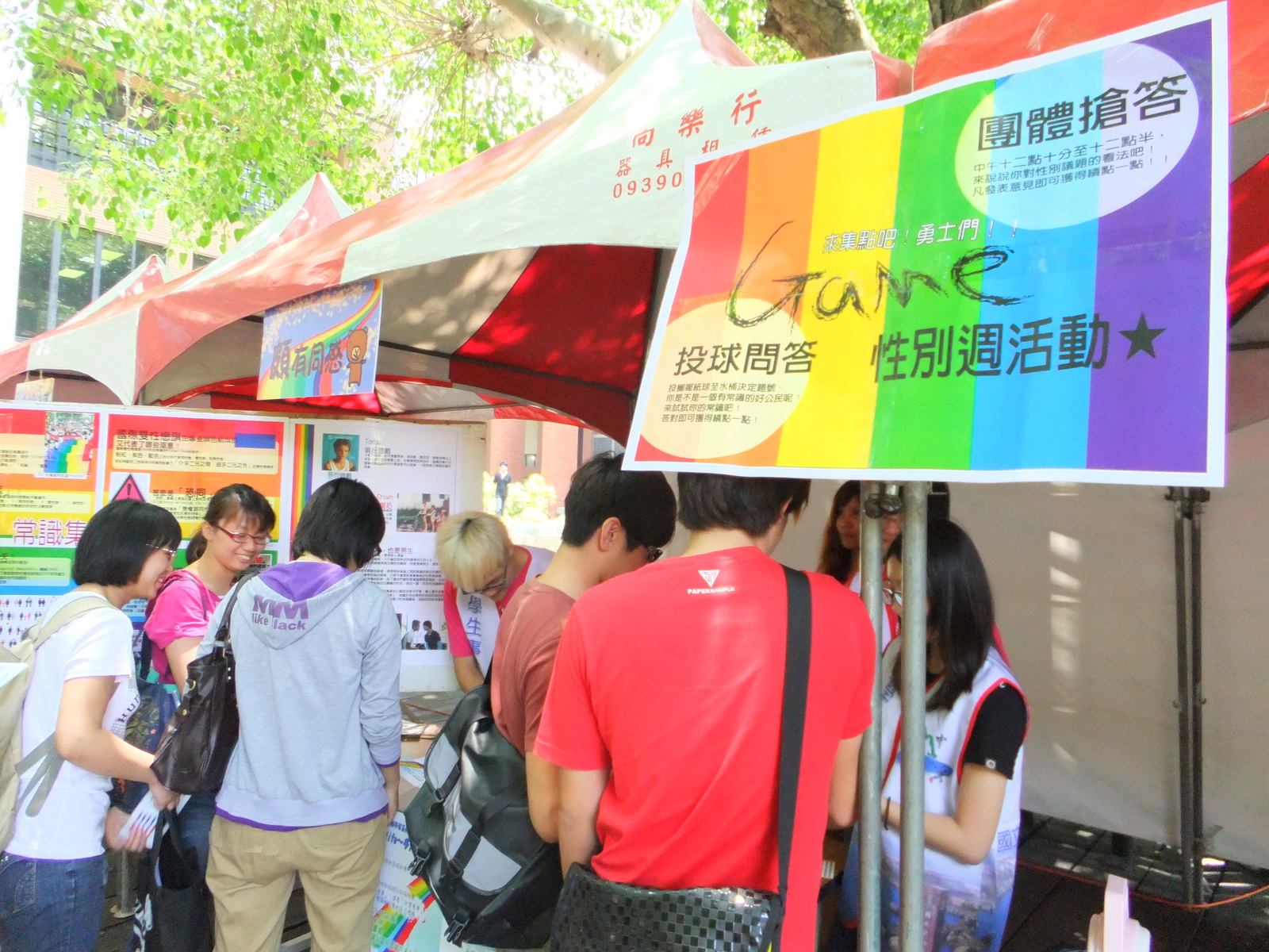 菩提樹下闖關人潮圖片