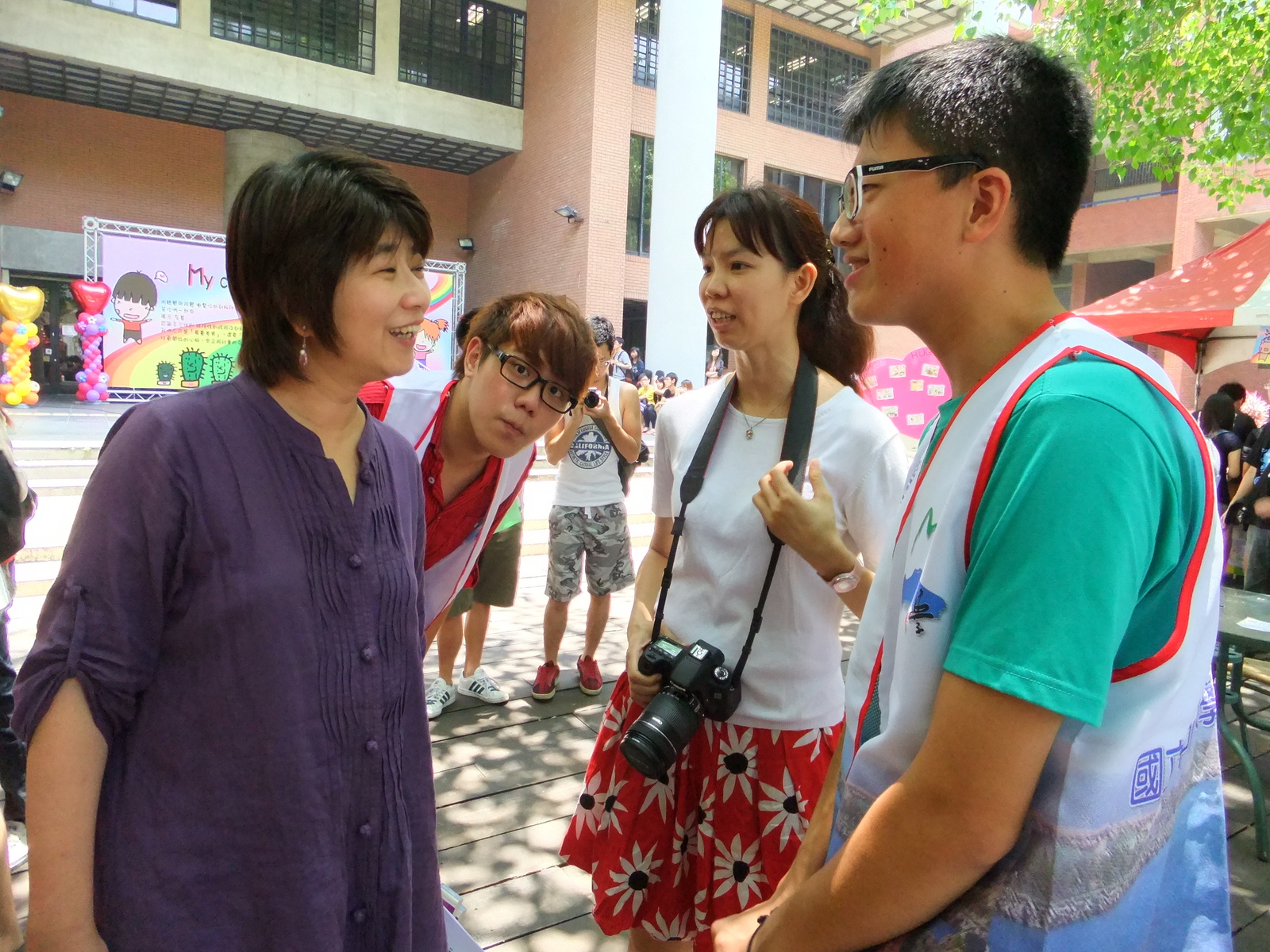 學務長與現場志工互動圖片