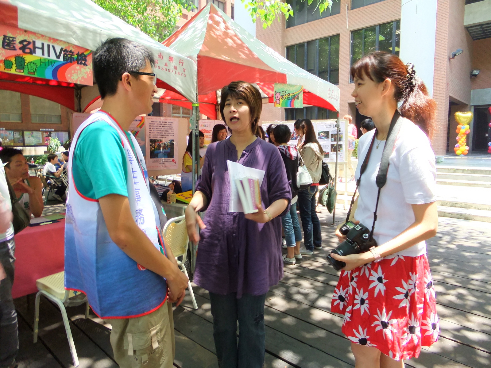 學務長與現場志工交流圖片
