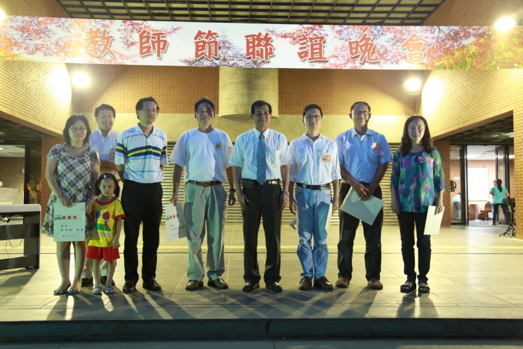 老師，您辛苦了！ 教聯會會長由郭志文國際長交棒劉孟奇教務長圖片