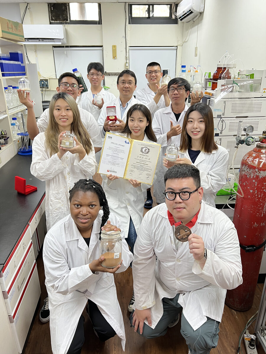 Associate Professor Ken-Lin Chang of the Institute of Environmental Engineering at NSYSU and the research team showcased the gold medal and research results.