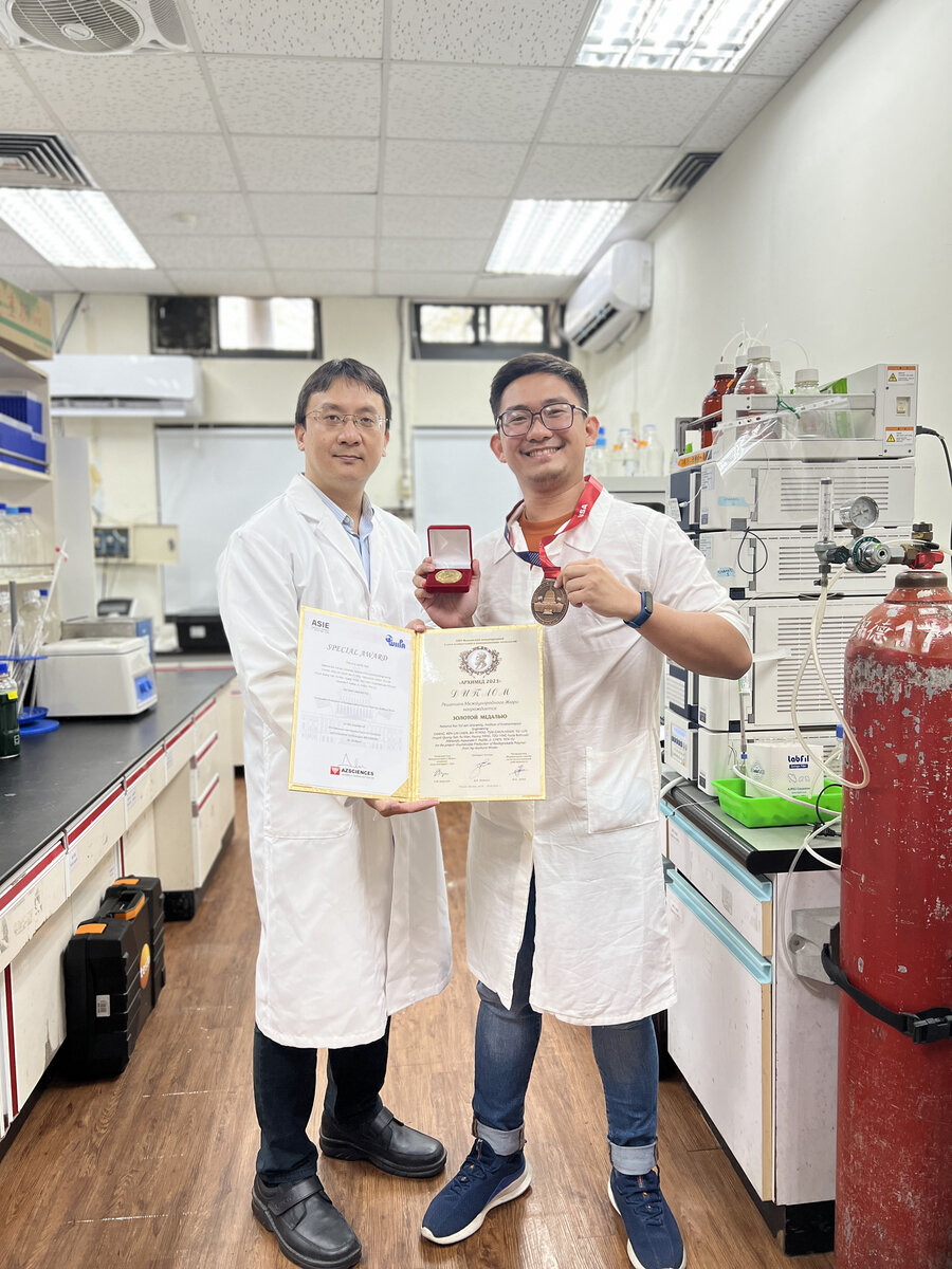 Ken-Lin Chang (left), Associate Professor of the Institute of Environmental Engineering at NSYSU, takes a photo with Alexander F. Padilla, Jr. (right), a Filipino master's student.