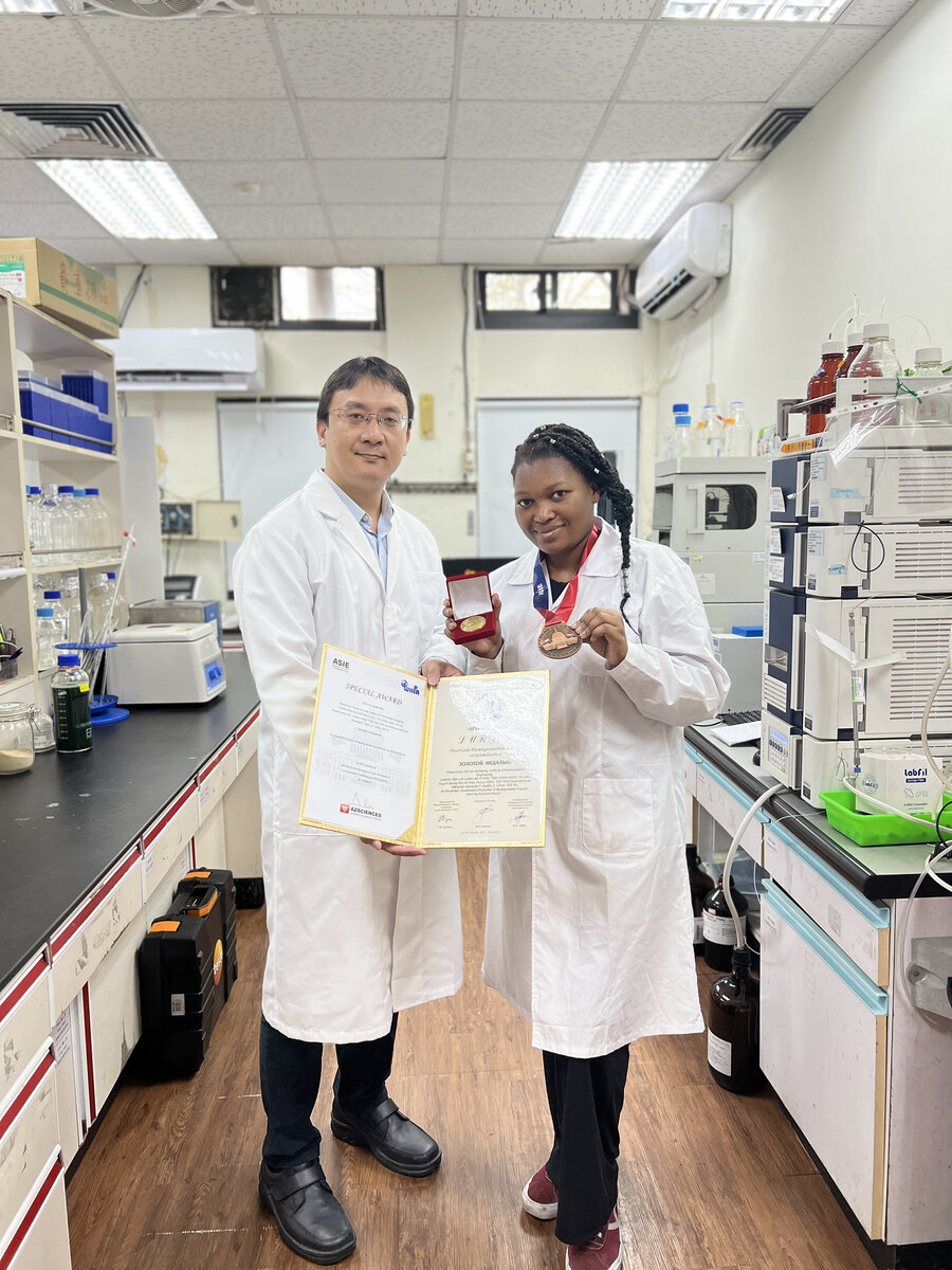 Ken-Lin Chang (left), Associate Professor of the Institute of Environmental Engineering at NSYSU, takes a photo with Eswatini master's student Fezile Bethusile Mkhontfo (right).