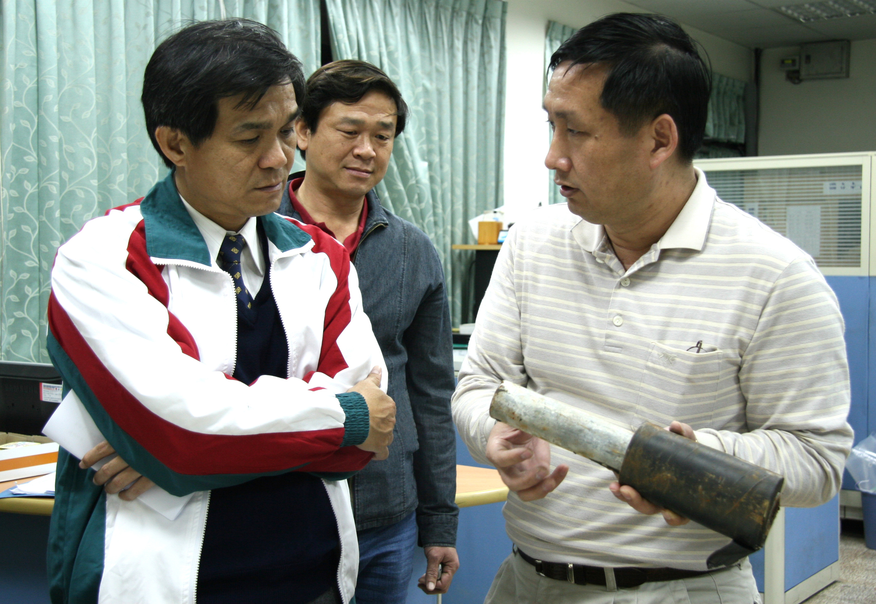 校長楊弘敦(左)參觀宿舍服務中心，教官羅國炳(右)說明宿舍熱水管線問題圖片