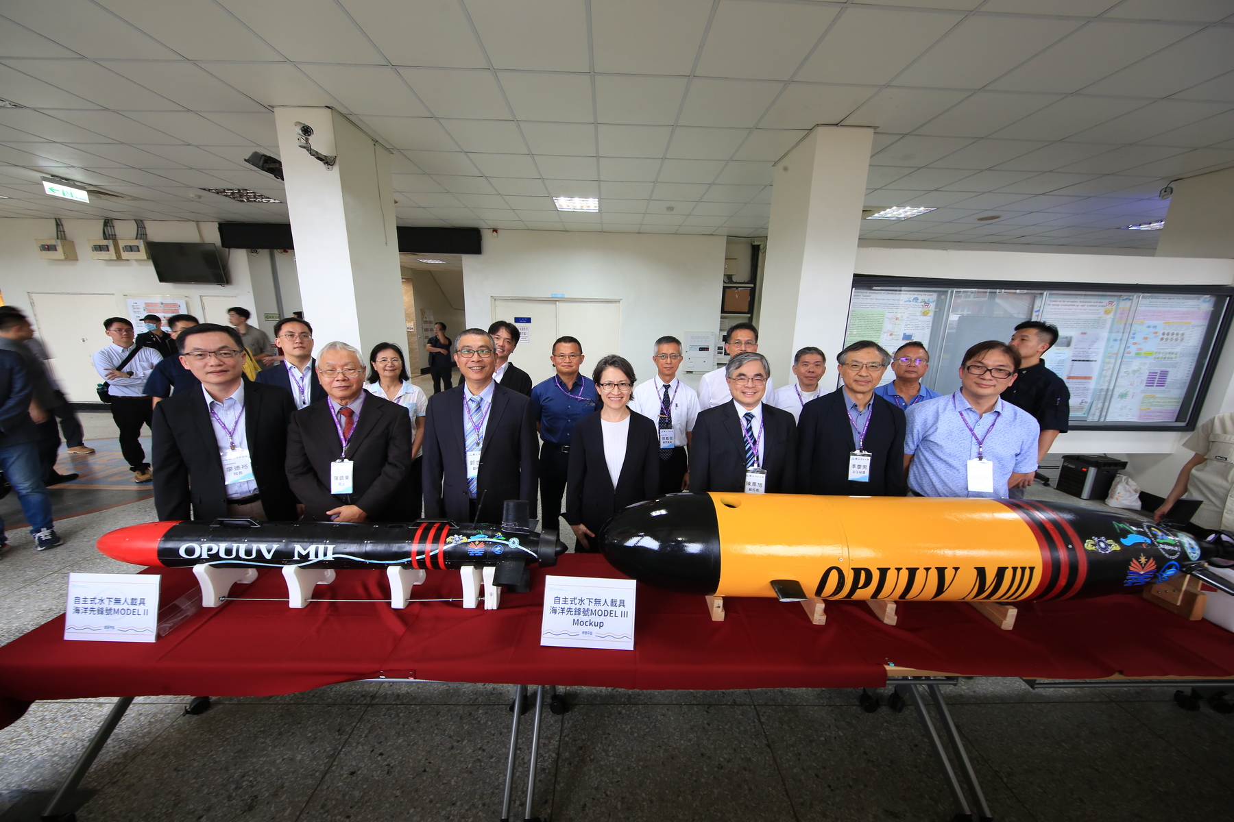 Vice President Bi-khim Hsiao (front row, fourth from right) visited Kaohsiung to inspect the College of Marine Sciences at National Sun Yat-sen University (NSYSU), reviewing the research and development achievements of the Academia Research Center of Underwater Vehicles.Image