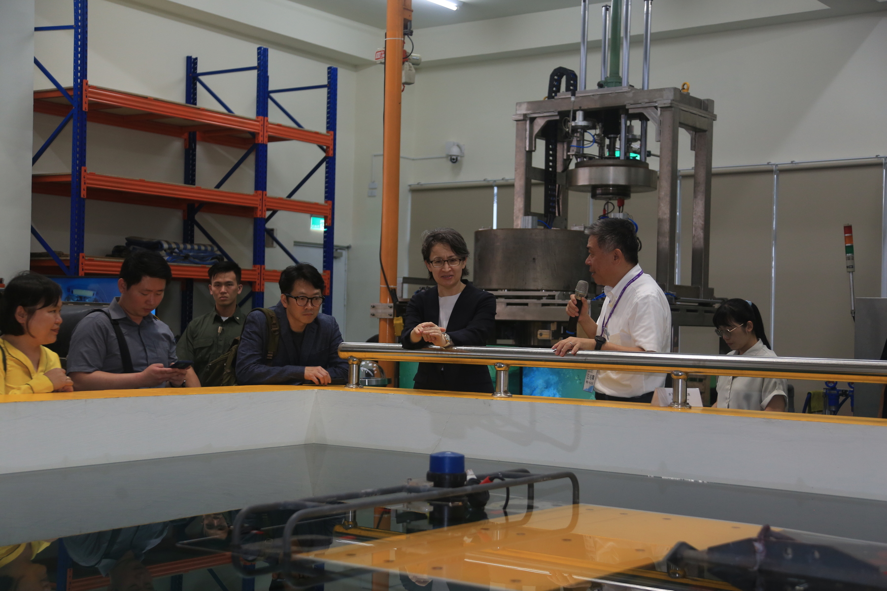 Professor Chau-Chang Wang of NSYSU's Institute of Undersea Technology (in white) introduces the University's domestically developed research submersible.Image