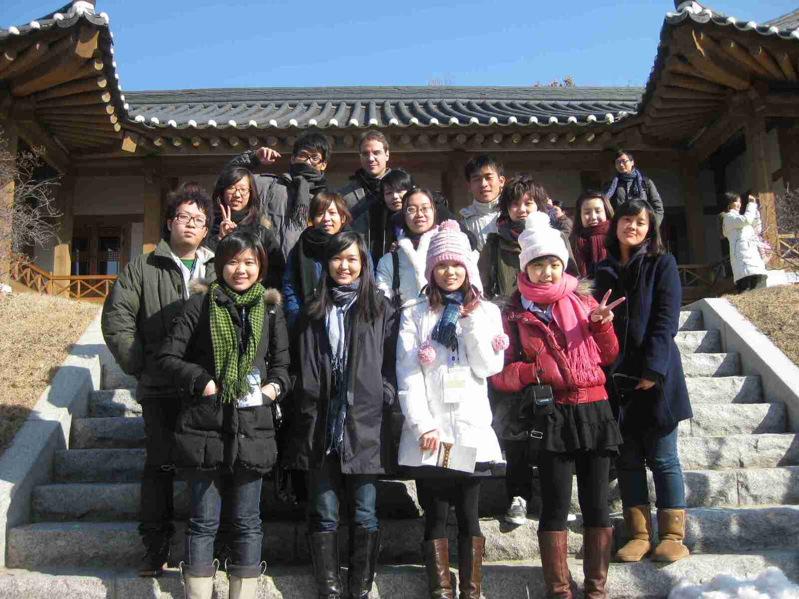 學生於韓國梨花女子大學校史館前合影圖片