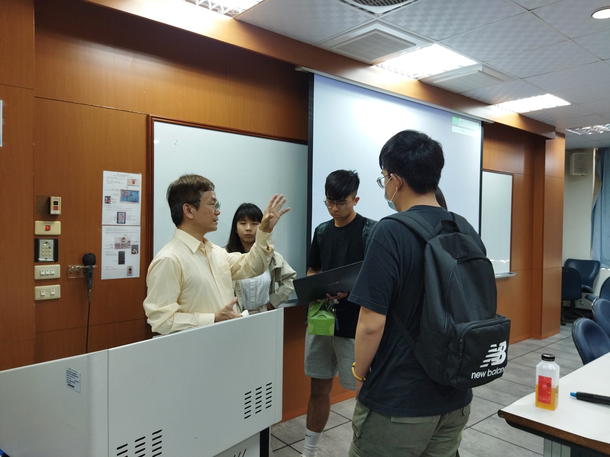 Professor Chei-Chang Chiou of the Department of Accounting at National Changhua University of Education guided the participating students.Image