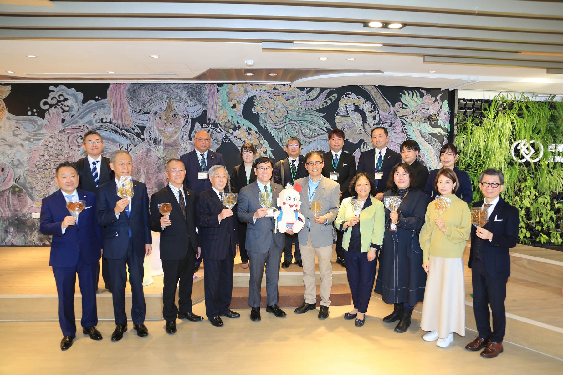 Masayuki Hayashi, the mayor of the Himi City of Toyama Prefecture in Japan, led the Himi City Government, civil society organizations, and business representatives to visit NSYSU Si Wan College